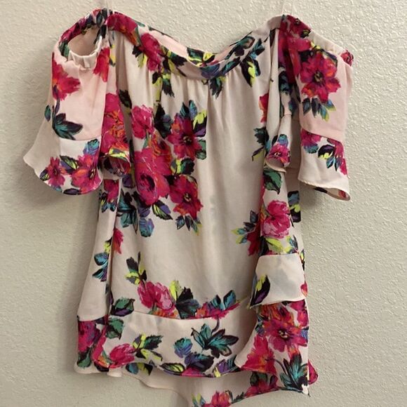 🌺🌸London Times Floral Off The Shoulder Top With Ruffled Bottom 🌸🌺 - Picture 3 of 6